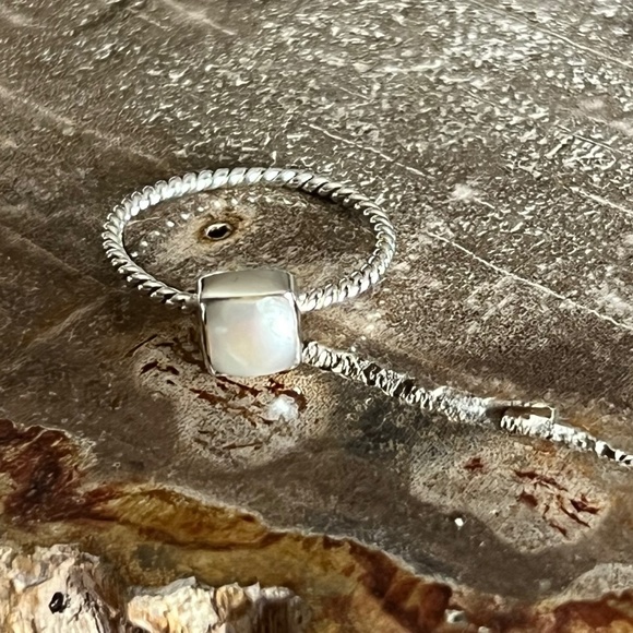 Mother of a pearls sterling silver ring size 9 - Picture 1 of 4